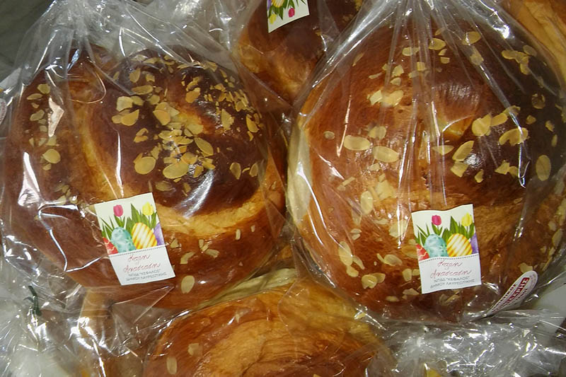 Προσφορά τσουρεκιών στους ωφελούμενους των δομών του ΝΠΔΔ ΚΕΦΑΛΟΣ Δήμου Λαυρεωτικής